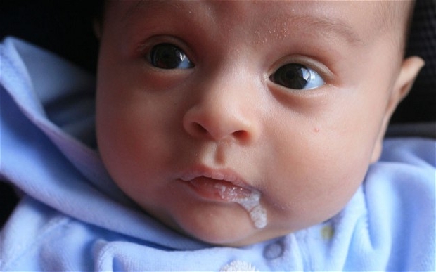 в первые месяцы жизни малыш должен питаться только материнским молоком