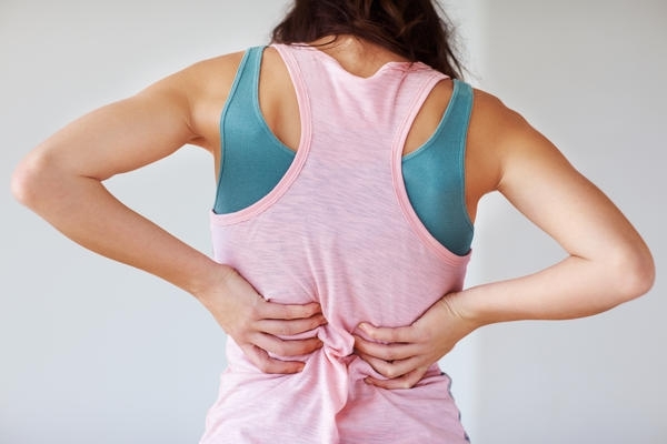 Боль в желудке отдает в спину: возможные причины и симптомы заболеваний