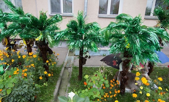 пальмы на детской площадке