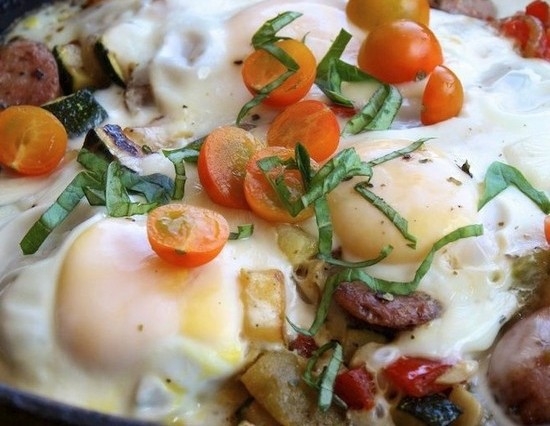 Как приготовить классическую яичницу с помидорами и колбасой?
