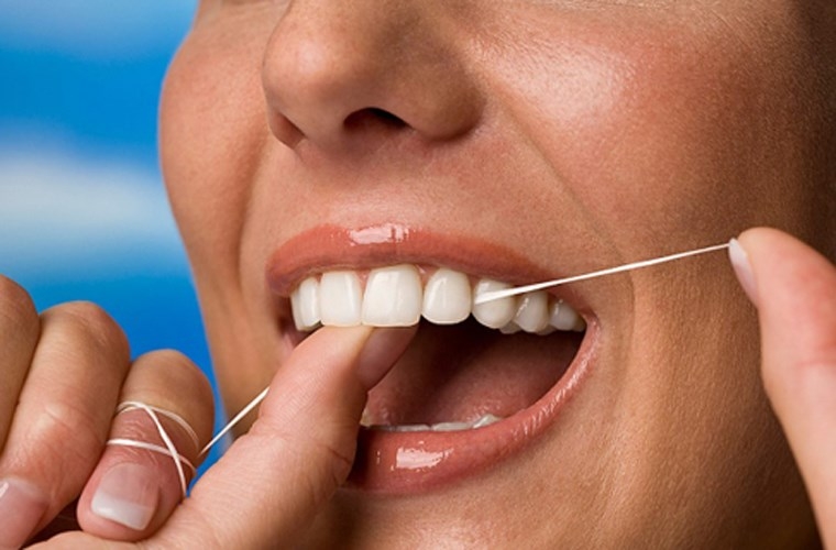 Многие люди уверены, что пользоваться зубной нитью нужно только тогда, когда в зубах застряли кусочки еды