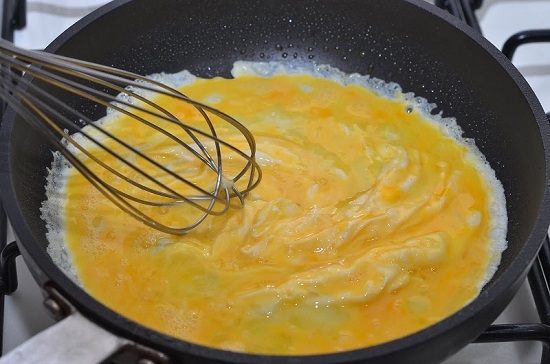Омлет из кабачков на сковороде с сыром Фета