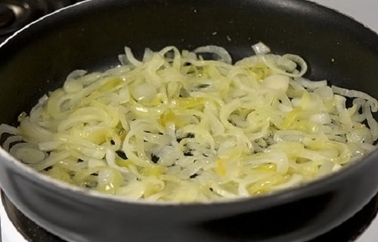 Омлет из кабачков на сковороде с сыром Фета
