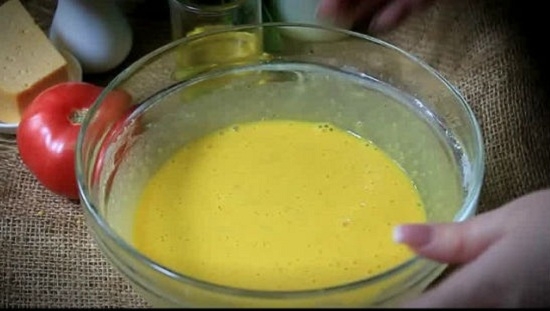 Омлет с сыром и помидорами в мультиварке