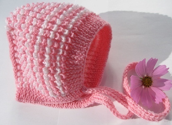 Вязаная шапочка для новорожденной девочки спицами