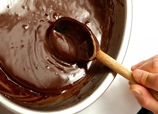 Как приготовить шоколадную глазурь с добавлением крахмала?