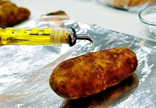 Запеченная картошка в фольге с беконом в мультиварке