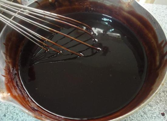 Вымешивание шоколадной глазури