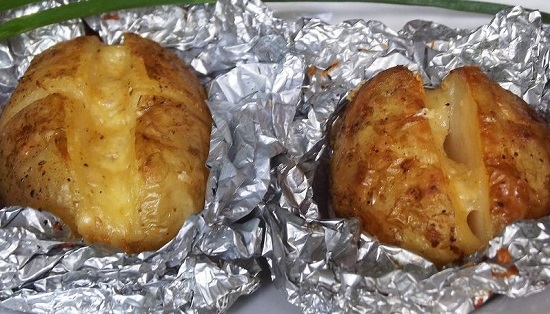 Запеченная картошка в фольге с беконом в мультиварке