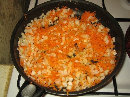 Обжаренные морковь и лук
