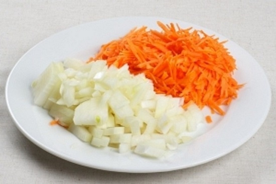 Нашинкованные морковь и лук
