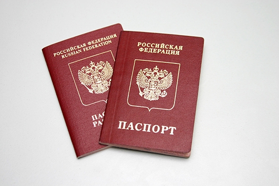 Как правило, бланк заявления выдается в паспортно-визовом отделении