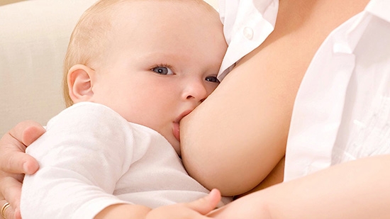 Если младенец, который недавно появился на свет, ест исключительно грудное молоко