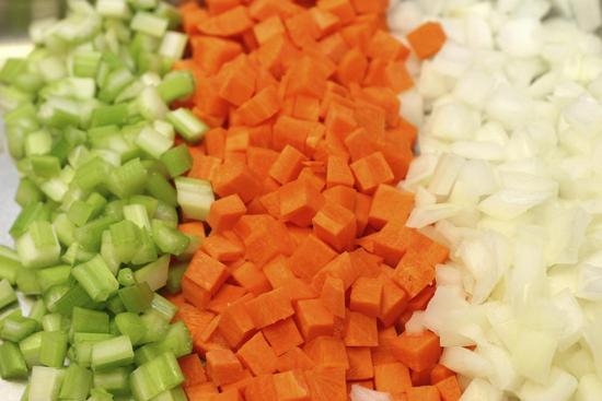 Суп из скумбрии: морковь, лук и сельдерей