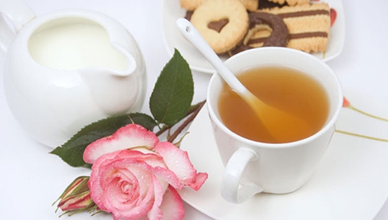 Зеленый чай с молоком можно пить каждый день, не соблюдая какой-либо диеты, 5-6 раз в сутки