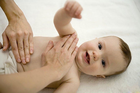 Некоторые родители уверены, что новорожденный должен какать около 6 раз в день