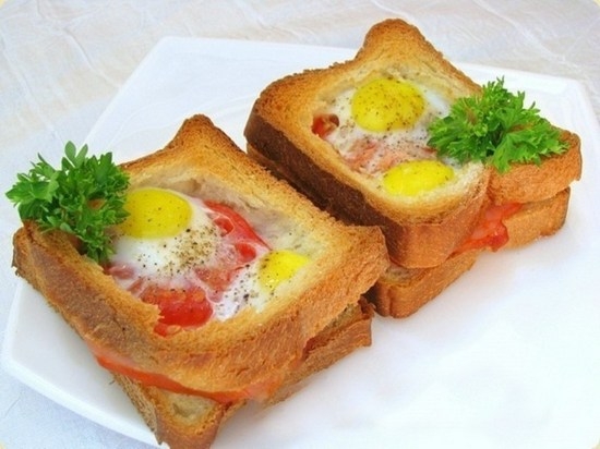 Горячие бутерброды на сковороде с яйцом