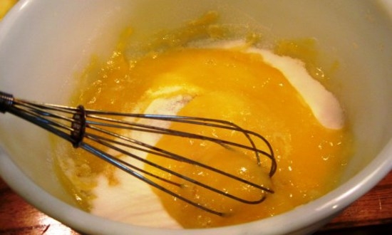 Как взбить яйца с сахаром?