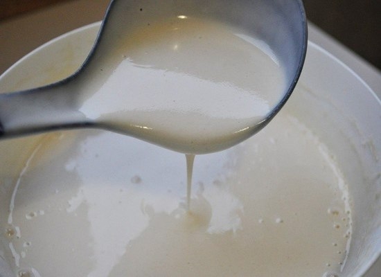 Домашние эклеры: ввести яичную массу в молоко