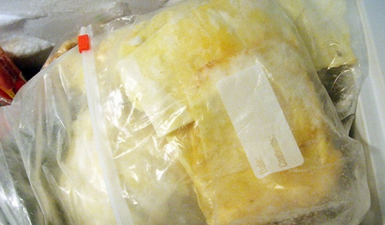 Твердые сорта сыра можно замораживать кусочками по 0,25-0,5 кг