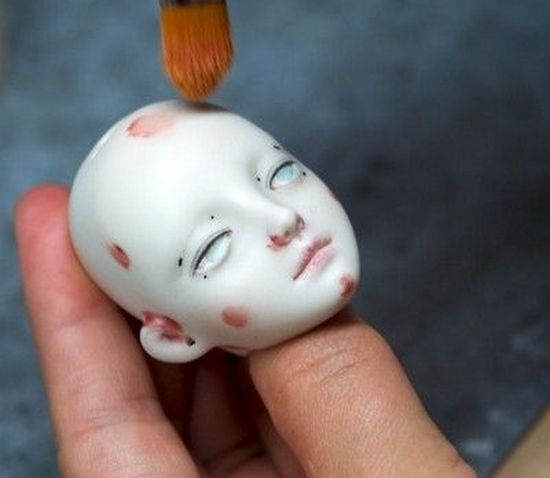Как сделать кукле макияж?