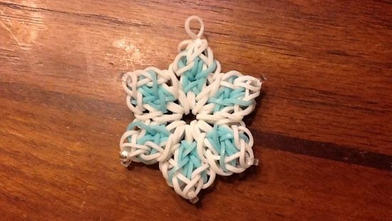 Плетение из резинок снежинки