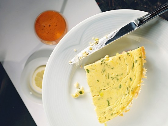 Как сделать омлет из яиц с молоком на сковороде?