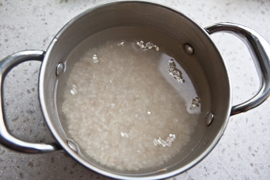 Народная медицина рекомендует использовать рисовые отвары в качестве средства для ухода за кожей