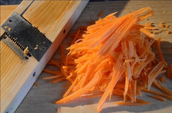 Скумбрия, тушенная с морковью и луком: подготовка моркови