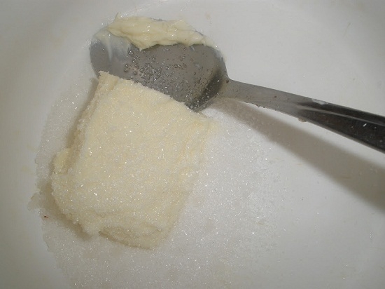 Манник на кефире: перетертое масло с сахаром