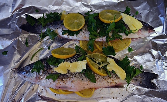 Рыба в духовке с лимоном и сливочным маслом