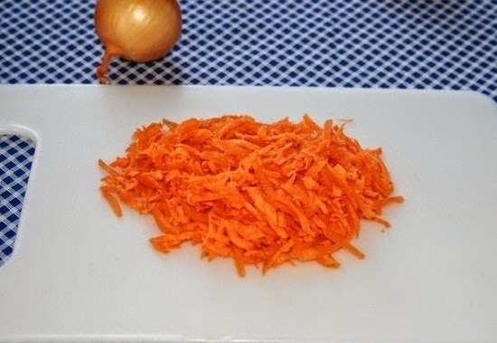 Куриные желудки в сметане: морковь