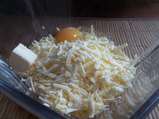Хачапури с сыром: сыр с яйцом и маслом