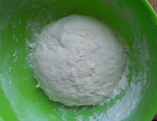 Хачапури с сыром: замешивание теста