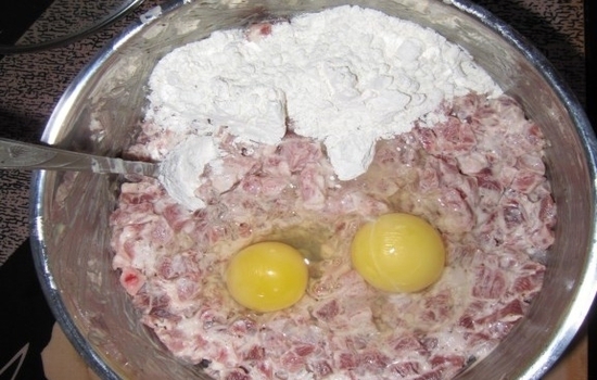Рубленые котлеты из свинины и курицы: яйца
