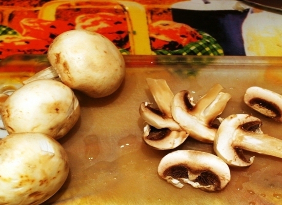 Как приготовить котлеты из куриной грудки с грибами?