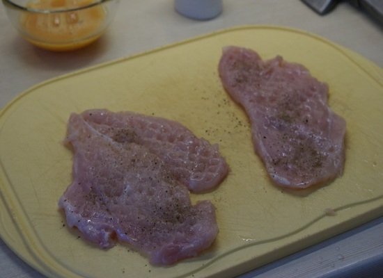 Как приготовить куриное филе в кляре и сухарях?