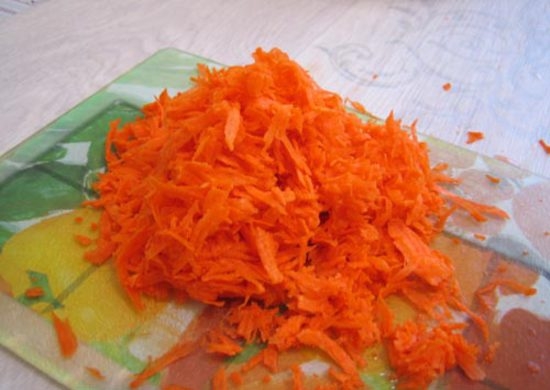 Куриные желудки в сметане в мультиварке: морковь