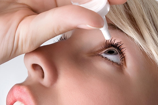 Лечение незначительного кровоизлияния в глаз первостепенно основано на снятии покраснения