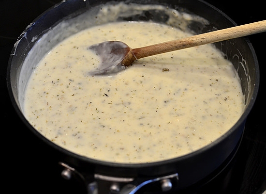 Куриное филе в сметанном соусе на сковороде: соус со специями