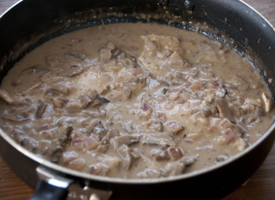 Куриное филе с шампиньонами в сметанном соусе: рецепт