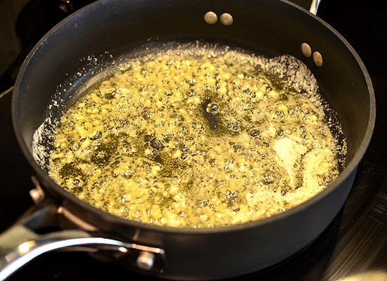 Куриное филе в сметанном соусе на сковороде: масло