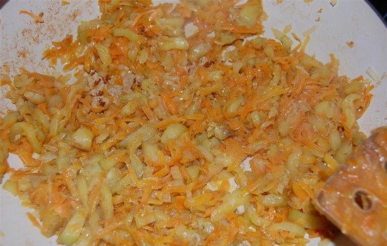 Жаркое с курицей и картошкой в горшочке: обжарка овощей