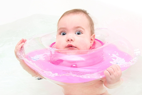Прежде чем приступать к купанию с кругом, ознакомьте младенца с новым приспособлением