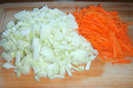 Украинский красный борщ: лук и морковь