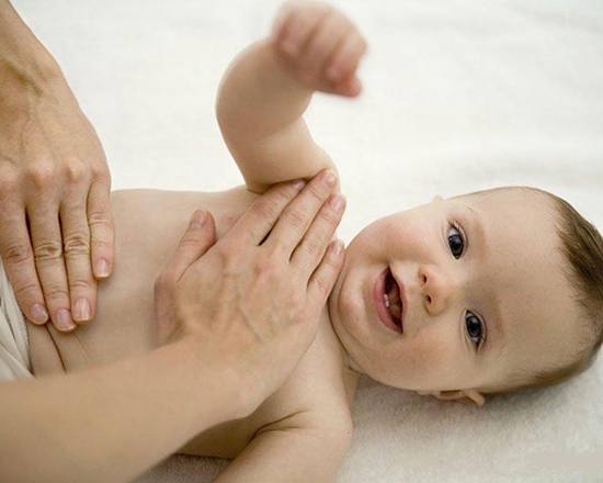 Советы, как обрабатывать пупок новорожденного с прищепкой и без нее, дает врач-педиатр