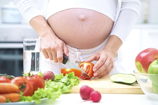 Для нормального формирования и роста плода и гармоничной жизнедеятельности беременной женщины рацион должен быть достаточно калорийным