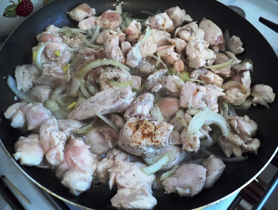 Куриное филе в сметанном соусе: мясо и лук