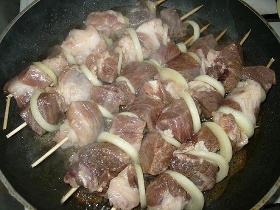 Вкусный шашлык на сковороде из свинины