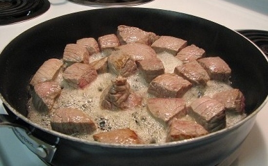 Свинина с луком на сковороде: мясо